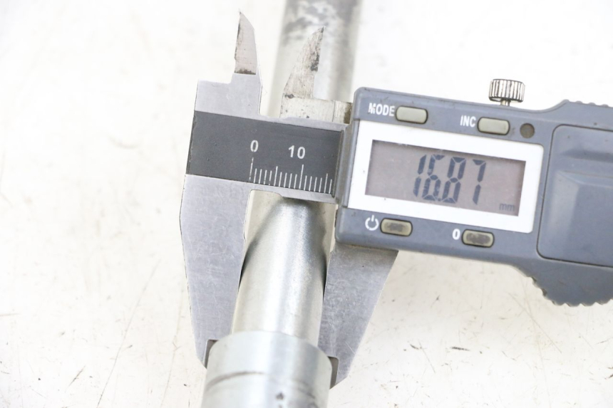 photo de AXE ROUE AVANT KAWASAKI ZR 7 750 (1999 - 2001) - Autre angle de vue