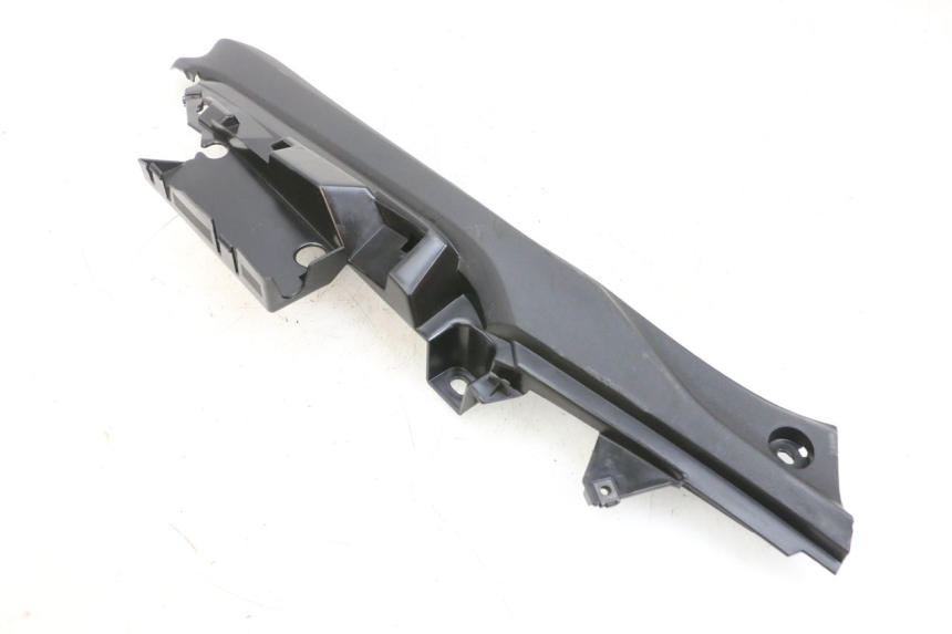 photo de BAS DE CAISSE ARRIERE GAUCHE YAMAHA TRICITY 300 (2020 - 2024) - Gros plan technique