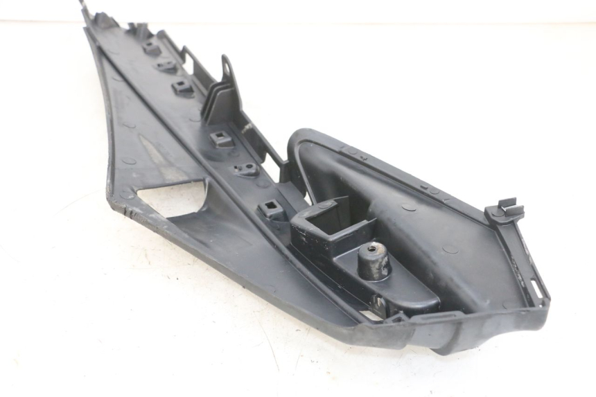 photo de BAS DE CAISSE DROIT PIAGGIO FLY 4T 50 (2013 - 2017) - Gros plan technique