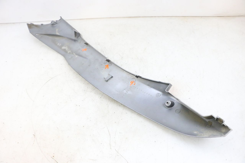 photo de BAS DE CAISSE DROIT SYM GTS EVO 125 (2009 - 2013) - Gros plan technique