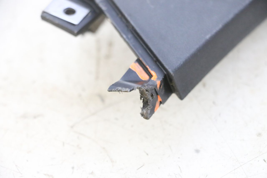 photo de BAS DE CAISSE DROIT PIAGGIO MP3 RL 250 (2007 - 2010) - Zoom état d’usage