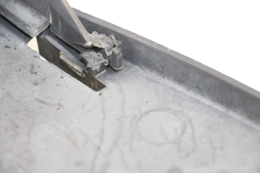 photo de BAVETTE ARRIERE PEUGEOT VIVACITY 100 (1999 - 2008) - Points de fixation