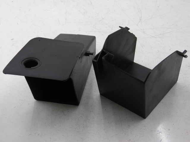 photo de BOITE A GANTS YAMAHA YP MAJESTY 125 (2007 - 2010) - Détail de la pièce