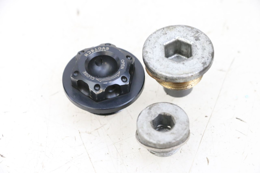 photo de BOUCHON CARTER HUILE MV AGUSTA BRUTALE R WALLY 910 (2008 - 2008) - Vue principale