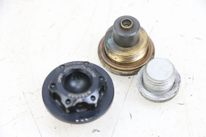 photo de BOUCHON CARTER HUILE MV AGUSTA BRUTALE R WALLY 910 (2008 - 2008) - Zoom état d’usage