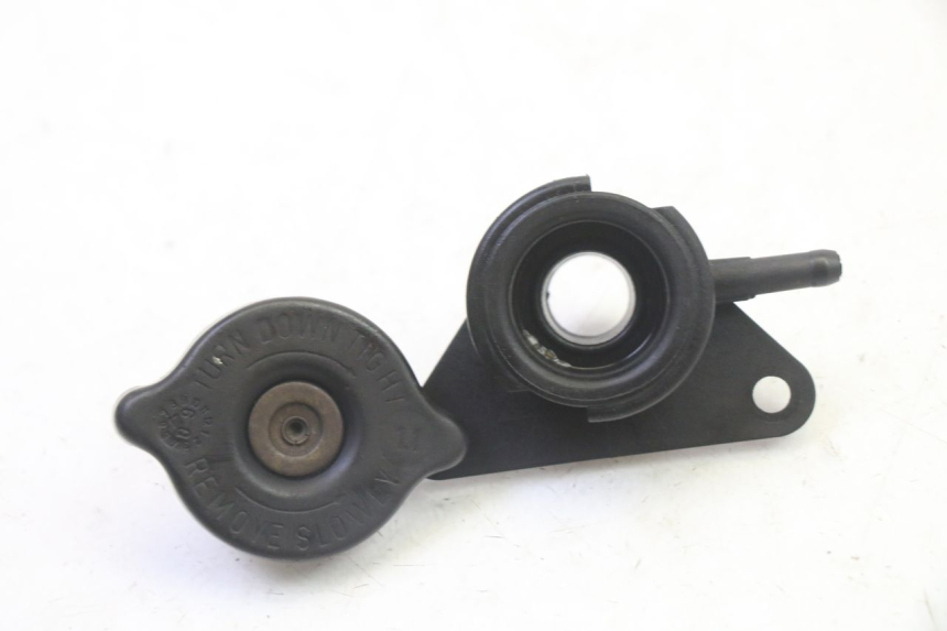 photo de BOUCHON RADIATEUR SUZUKI BURGMAN 125 (2007 - 2014)