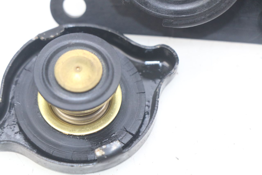 photo de BOUCHON RADIATEUR SUZUKI BURGMAN 125 (2007 - 2014)