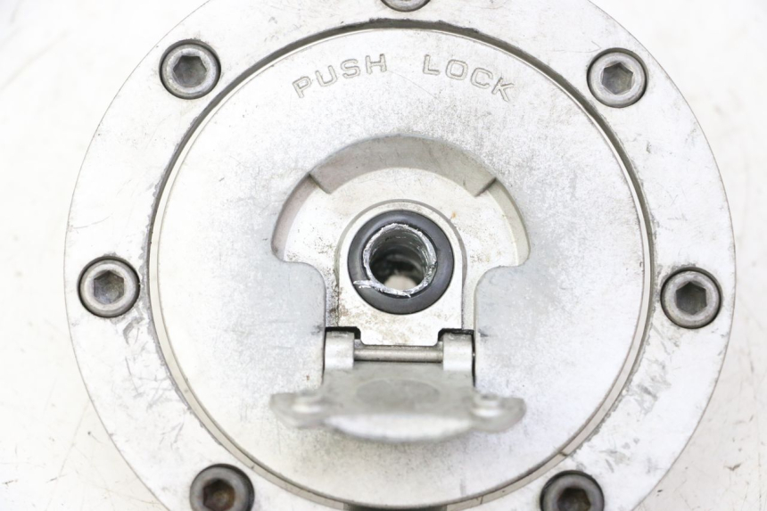 photo de BOUCHON RESERVOIR ESSENCE HONDA CBR F SC25 1000 (1989 - 1992)