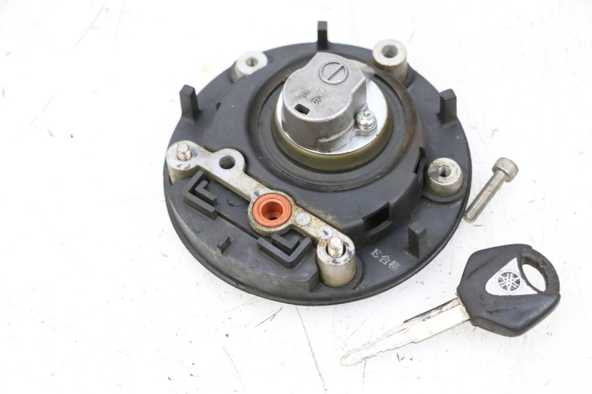 photo de BOUCHON RESERVOIR ESSENCE YAMAHA FJR ABS 1300 (2006 - 2012) - Gros plan technique