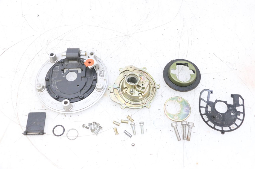 photo de BOUCHON RESERVOIR ESSENCE SUZUKI GSXR GSX-R 1000 (2003 - 2004) - Points de fixation