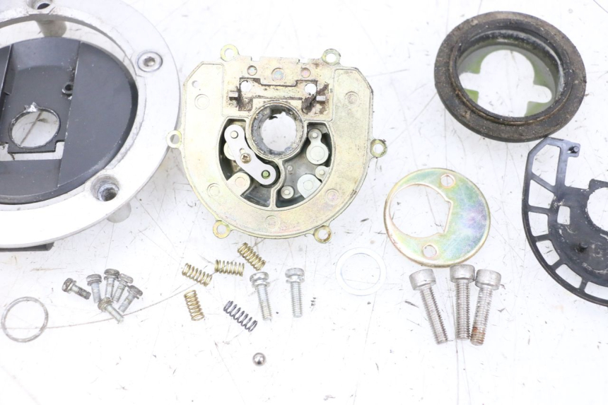 photo de BOUCHON RESERVOIR ESSENCE SUZUKI GSXR GSX-R 1000 (2003 - 2004) - Marquages et références