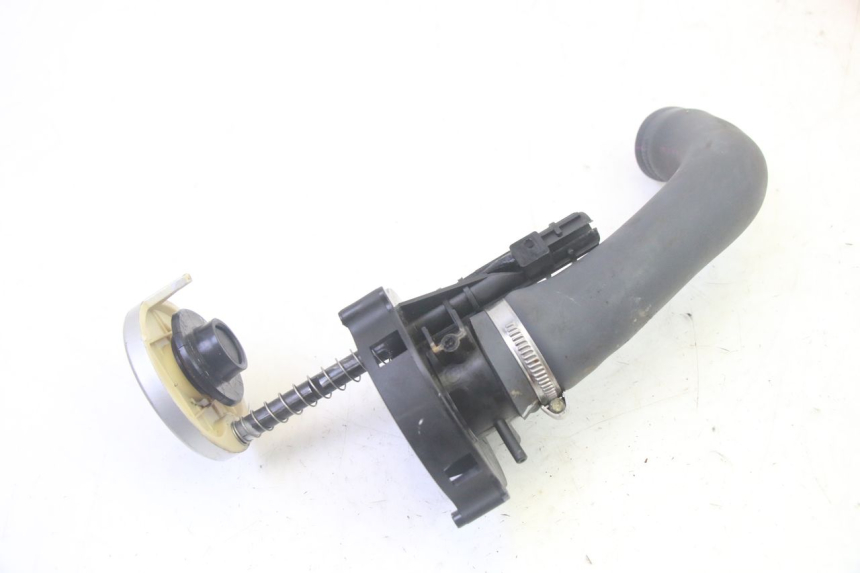 photo de BOUCHON RESERVOIR ESSENCE SYM GTS EVO 125 (2009 - 2013) - Autre angle de vue