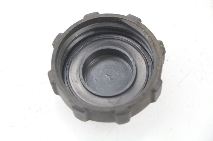 photo de BOUCHON RESERVOIR ESSENCE PIAGGIO MP3 LT 300 (2010 - 2016)