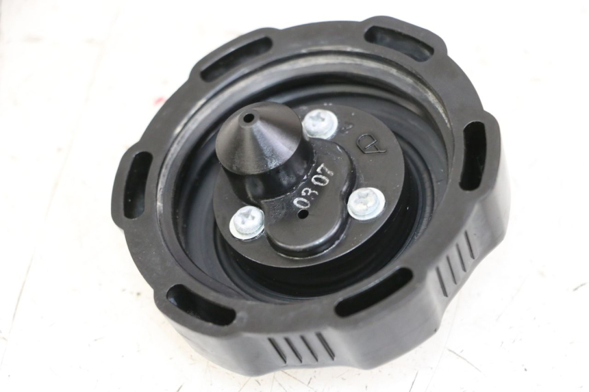 photo de BOUCHON RESERVOIR ESSENCE YAMAHA TTR 125 (2000 - 2020) - Détail de la pièce