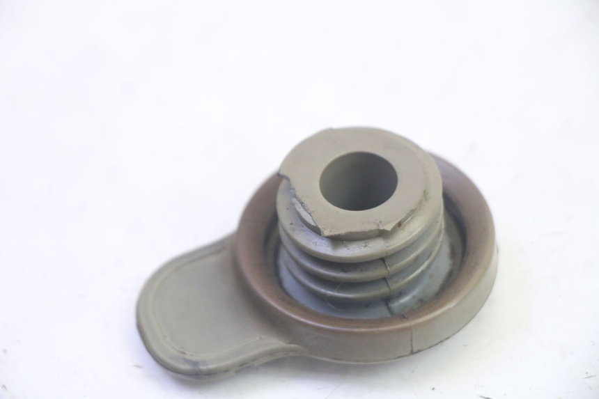 photo de BOUCHON RESERVOIR HUILE MBK BOOSTER SPIRIT 50 (2004 - 2017) - Zoom état d’usage