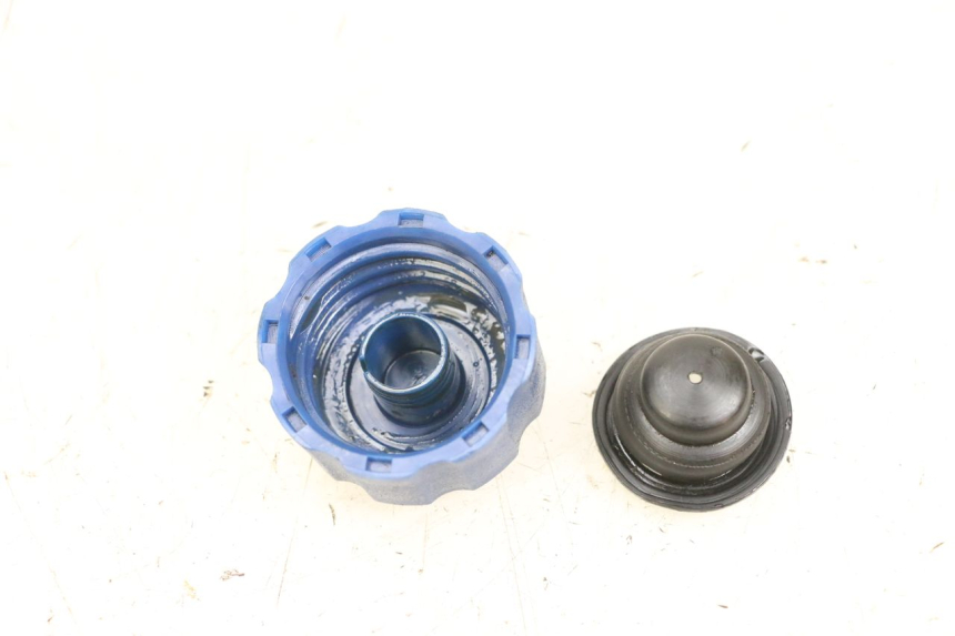 photo de BOUCHON RESERVOIR HUILE PEUGEOT ELYSEO 125 (1999 - 2004) - Zoom état d’usage