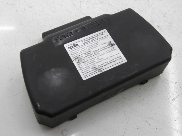 photo de CACHE BATTERIE APRILIA SCARABEO 100 (2003 - 2012)