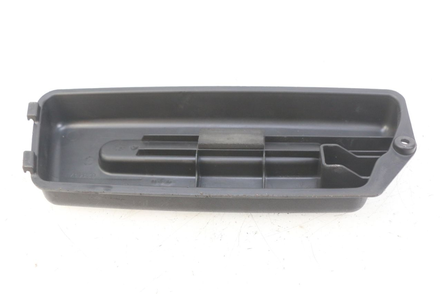 photo de CACHE BATTERIE DERBI BOULEVARD 50 (2009 - 2006) - Zoom état d’usage