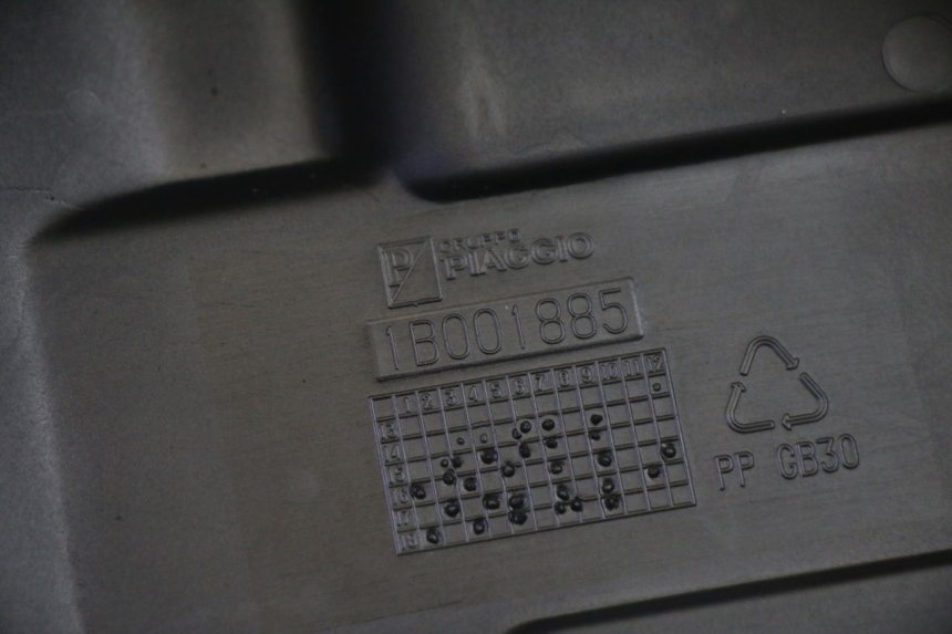 photo de CACHE BATTERIE PIAGGIO MP3 HPE 350 (2018 - 2020) - Gros plan technique