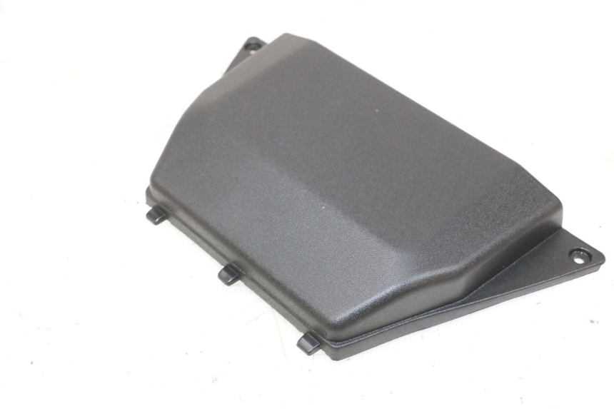photo de CACHE BATTERIE PIAGGIO MP3 HPE 300 (2019 - 2026) - Autre angle de vue