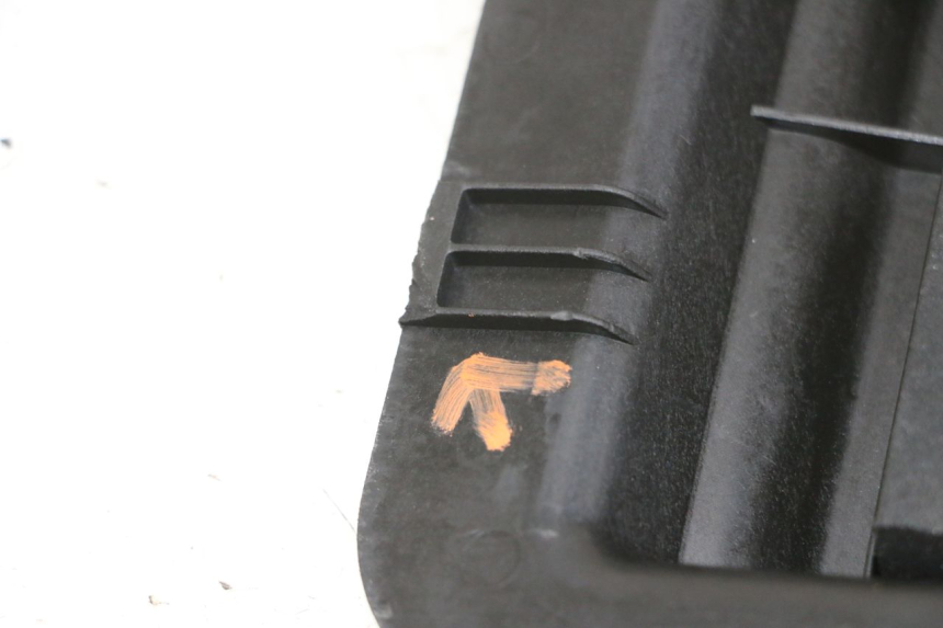 photo de CACHE BATTERIE PIAGGIO NEW TYPHOON 50 (2018 - 2021) - Gros plan technique