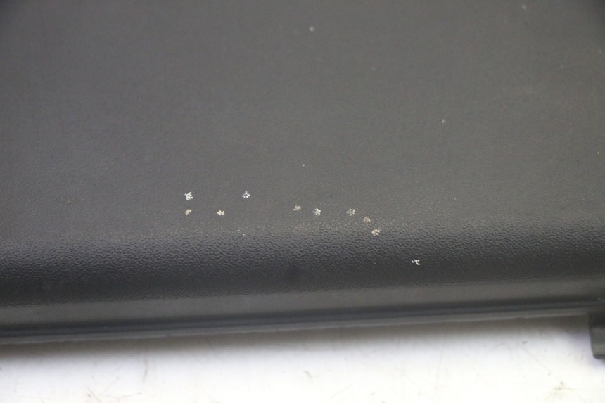 photo de CACHE BATTERIE PIAGGIO XEVO - X EVO 125 (2007 - 2017) - Zoom état d’usage