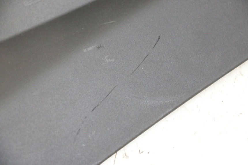 photo de CACHE CHASSIS LATERAL DROIT YAMAHA XMAX X-MAX 125 (2021 - 2025)