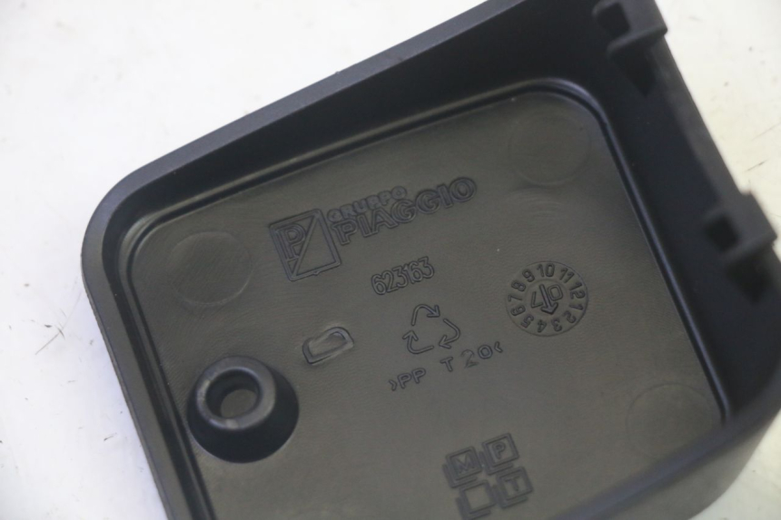 photo de CACHE MAITRE CYLINDRE PIAGGIO MP3 LT 400 (2007 - 2012) - Autre angle de vue