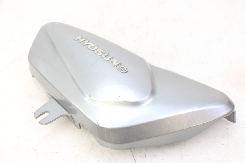 photo de Cache sous selle droit HYOSUNG GV AQUILA 125 (2000 - 2004)