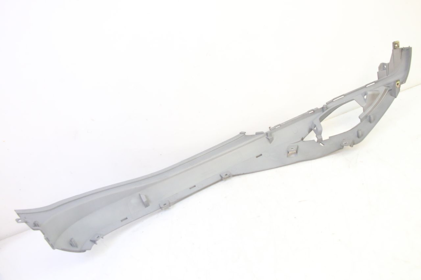 photo de CACHE SOUS SELLE DROIT SYM FIDDLE 3 III 125 (2014 - 2020) - Gros plan technique