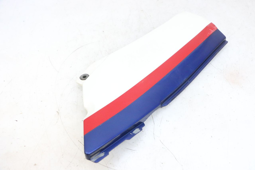 photo de CACHE SOUS SELLE DROIT KAWASAKI GPX R WARBIRD 600 (1988 - 1993) - Gros plan technique