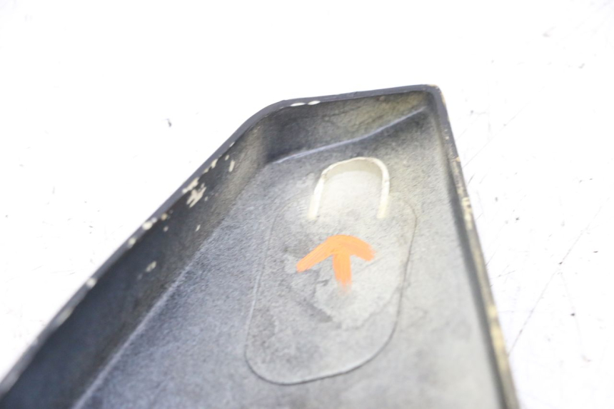 photo de CACHE SOUS SELLE DROIT KAWASAKI GPZ RX 1000 (1986 - 1988) - Zoom état d’usage