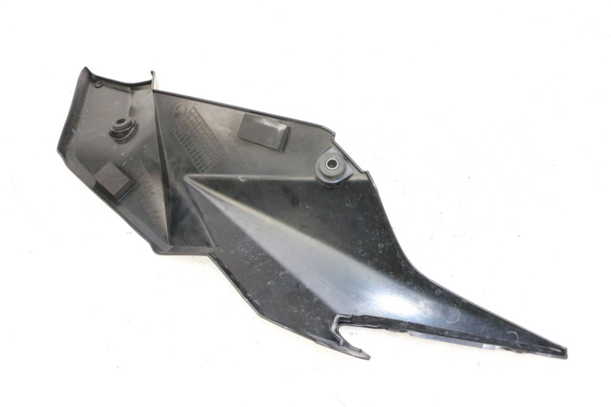 photo de CACHE SOUS SELLE DROIT SUZUKI GSR 750 (2011 - 2017)