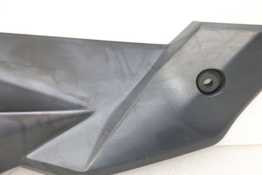 photo de CACHE SOUS SELLE DROIT SUZUKI GSR 750 (2011 - 2017)