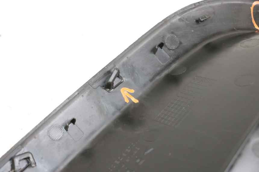 photo de CACHE SOUS SELLE DROIT YAMAHA NEO'S CORE 1 (2022 - 2026) - Gros plan technique