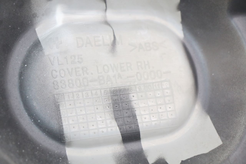 photo de CACHE SOUS SELLE DROIT DAELIM VL DAYSTAR 125 (2000 - 2011)