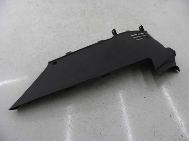 photo de CACHE SOUS SELLE GAUCHE DAELIM S2 FI 125 (2008 - 2012) - Zoom état d’usage