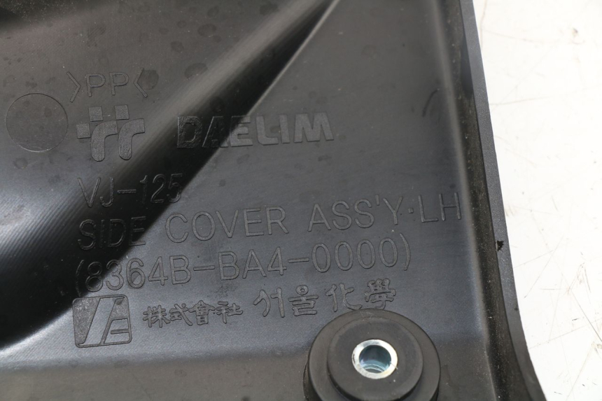 photo de CACHE SOUS SELLE GAUCHE DAELIM VJ ROADWIN FI 125 (2008 - 2017)