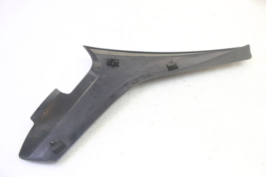 photo de CACHE SOUS SELLE GAUCHE SUZUKI DL V STROM 1000 (2002 - 2007) - Gros plan technique