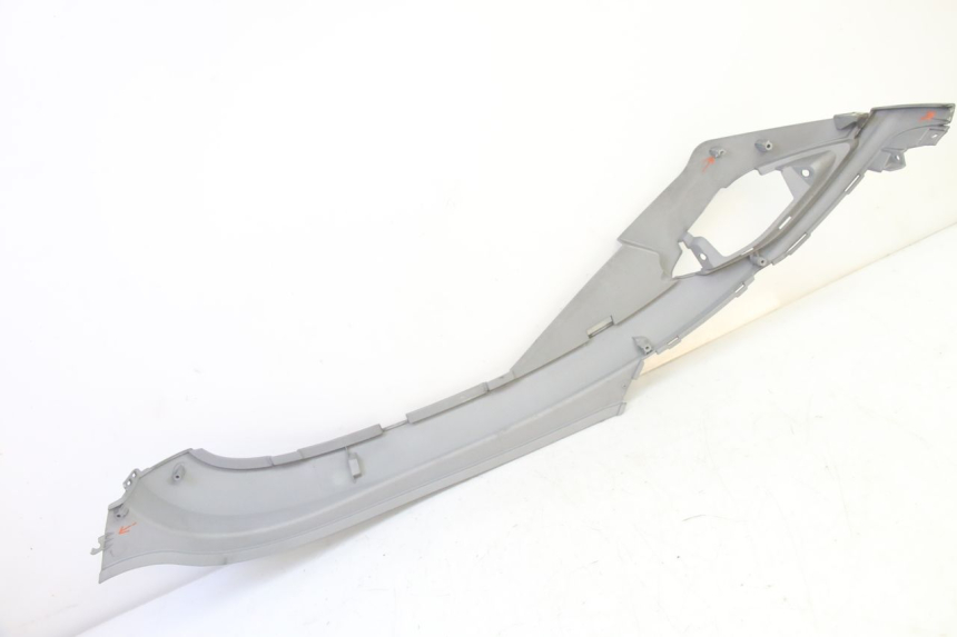 photo de CACHE SOUS SELLE GAUCHE SYM FIDDLE 3 III 125 (2014 - 2020) - Gros plan technique