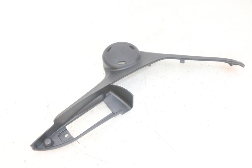 photo de CACHE SOUS SELLE GAUCHE PIAGGIO MP3 HPE 300 (2019 - 2026) - Gros plan technique