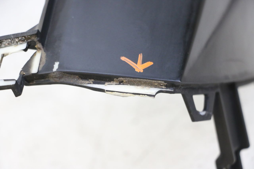 photo de CACHE SOUS SELLE GAUCHE PEUGEOT SPEEDFIGHT 3 LC 2T 50 (2009 - 2015)