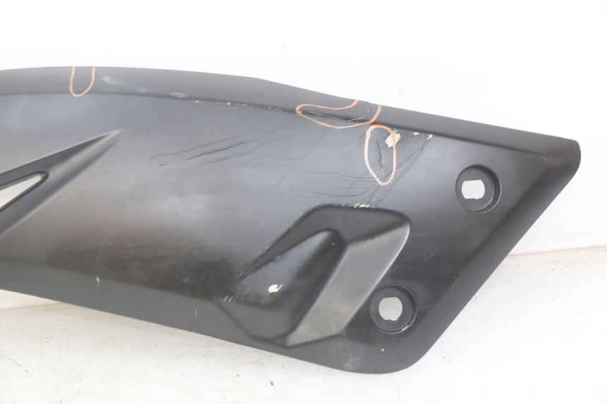 photo de CACHE SOUS SELLE GAUCHE YAMAHA X-MAX XMAX 125 (2010 - 2014)