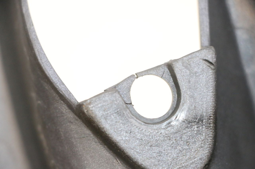 photo de CACHE SOUS SELLE GAUCHE KAWASAKI ZR 7 750 (1999 - 2001) - Zoom état d’usage