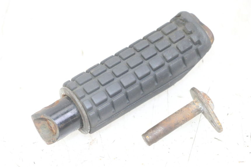 photo de CALE PIED ARRIERE DROIT HONDA CBF 500 (2004 - 2007)