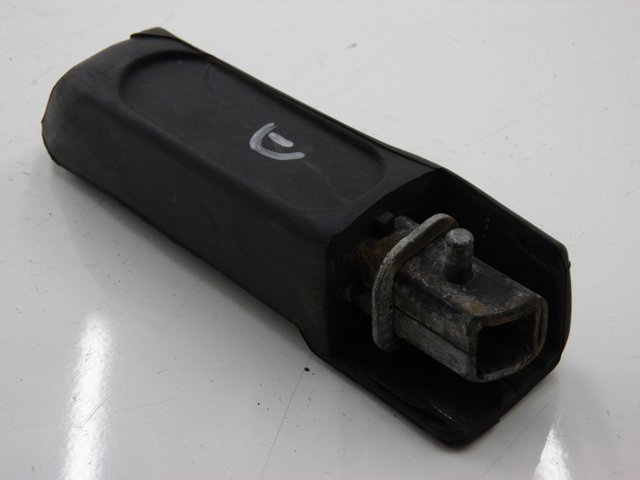 photo de CALE PIED ARRIERE DROIT HONDA FES S-WING SWING 125 (2007 - 2015) - Gros plan technique