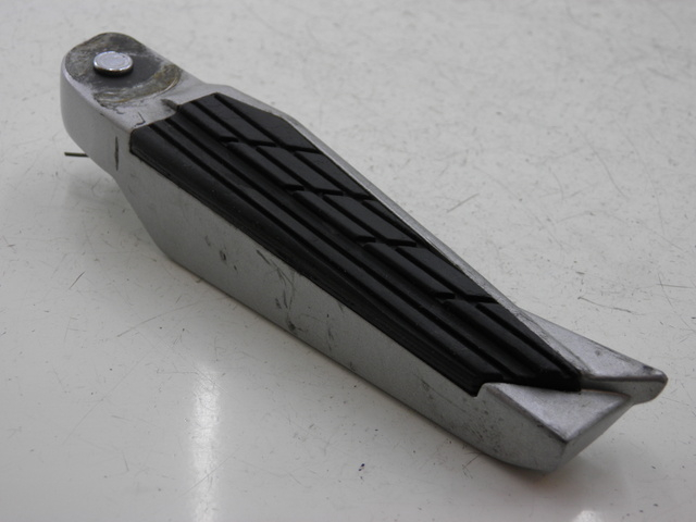 photo de CALE PIED ARRIERE DROIT KYMCO XCITING RI ABS 500 (2010) - Détail de la pièce