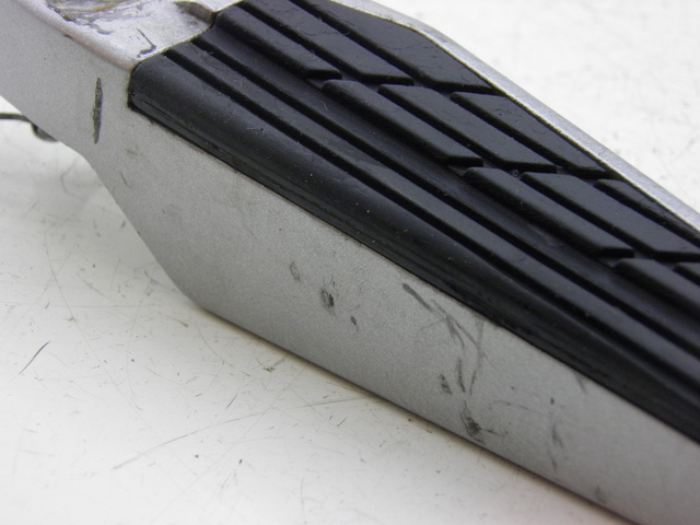 photo de CALE PIED ARRIERE DROIT KYMCO XCITING RI ABS 500 (2010) - Vue d’ensemble