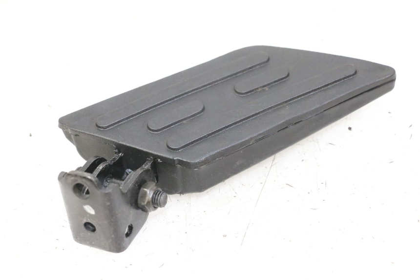 photo de CALE PIED ARRIERE DROIT PEUGEOT KISBEE 4T 50 (2010 - 2017)