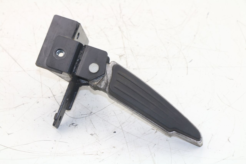 photo de CALE PIED ARRIERE DROIT PEUGEOT SATELIS 125 (2013 - 2018)